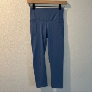 Women’s Under Armour blue athletic cropped leggings size XS